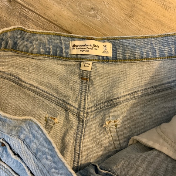 Abercrombie & Fitch Baggy Low Rise Jean Shorts. Size 32. - Picture 3 of 5